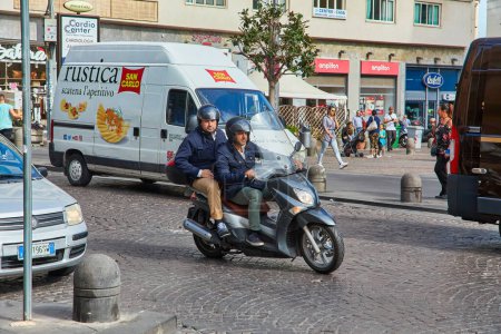 Téléchargez les photos : Naples, Italie - 25 octobre 2019 : Petite rue romantique classique avec des drapeaux italiens et beaucoup de motos et scooters dans le centre historique de Naples, Italie - en image libre de droit