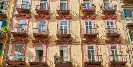 Téléchargez les photos : Façade d'un bâtiment classique dans le centre historique de Naples, Italie - en image libre de droit