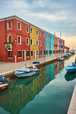 Téléchargez les photos : Maisons colorées sur le canal de l'île de Burano, Venise, Italie. Destination de voyage célèbre. - en image libre de droit