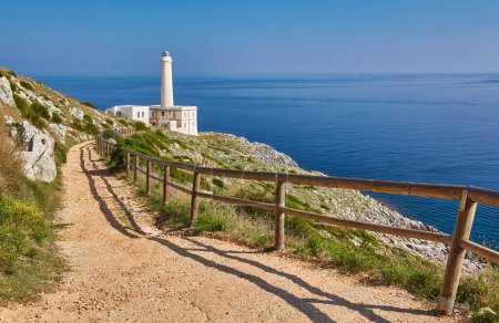 Téléchargez les photos : Le phare du Cap d'Otrante dans les Pouilles debout sur des rochers de granit dur est le point le plus à l'est de l'Italie, marque la rencontre de la mer Ionienne et de la mer Adriatique. - en image libre de droit