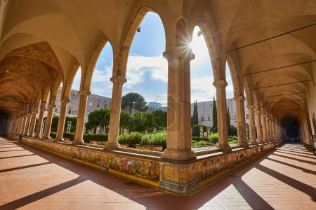 Foto de Nápoles, Italia - 25 de octubre de 2019: Vista del claustro decorado por frescos arcadas del Complejo Monumental de Santa Clara en Nápoles, Italia. - Imagen libre de derechos