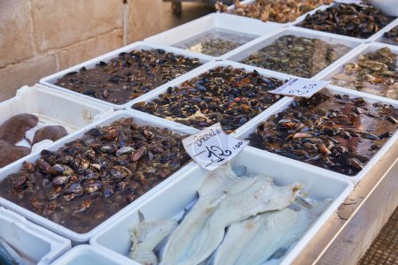 Foto de Mejillones y mariscos en bandejas con etiquetas de precios en el mercado callejero en Nápoles, Italia - Imagen libre de derechos