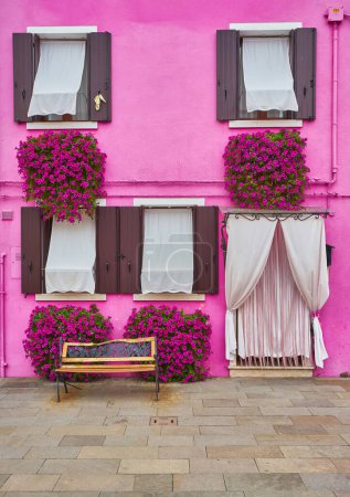 Téléchargez les photos : Devant la maison rose sur l'île de Burano, Venise, Italie - en image libre de droit