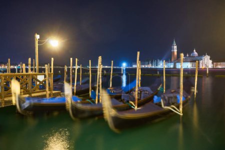 Foto de Góndolas en la plaza de San Marcos en Venecia, Italia, antes de un dramático amanecer - Imagen libre de derechos