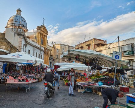 Foto de Nápoles, Italia - 25 de octubre de 2019: Mercado callejero de la ciudad de Nápoles, región de Catania. - Imagen libre de derechos
