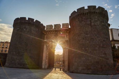 Téléchargez les photos : Naples, Italie - 25 octobre 2019 : Tours de Castel Capuano, ancienne porte d'entrée de la ville de l'époque angevine - en image libre de droit