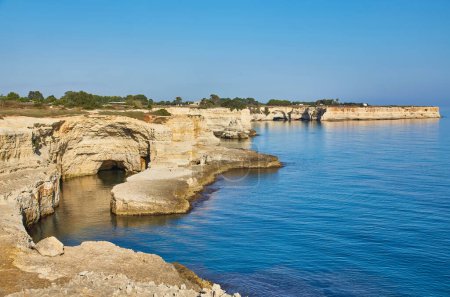 Foto de Hermoso paisaje marino en Puglia. De Italia. Torre di Sant Andrea - famosa playa con formaciones rocosas cerca de la ciudad de Otranto - Imagen libre de derechos