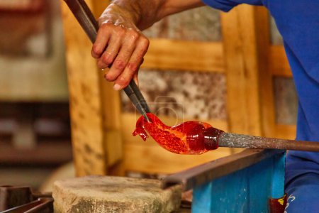 Téléchargez les photos : Maître de verre tout en travaillant dans l'usine de verre de four de Murano Venise, Italie, détail de gros plan - en image libre de droit