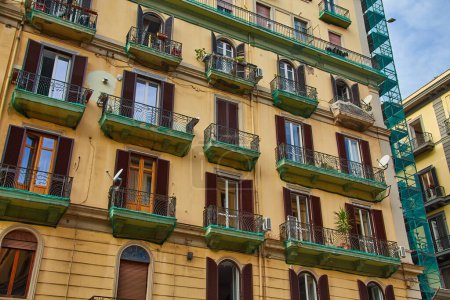 Foto de Fachada de un edificio clásico en el centro histórico de Nápoles, Italia - Imagen libre de derechos
