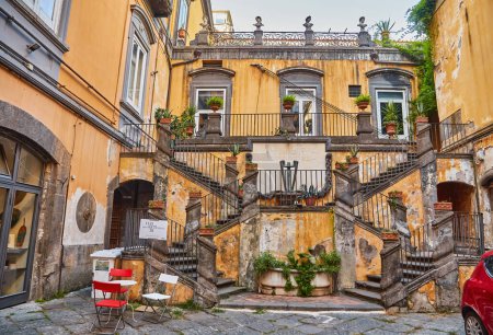 Téléchargez les photos : Naples, Italie - 25 octobre 2019 : Vue d'une cour dans le quartier historique Spaccanapoli de Naples, Italie - en image libre de droit