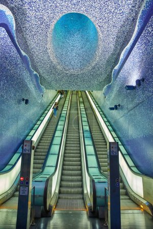 Foto de Nápoles, Italia - 24 de octubre de 2019: La estación de metro de Toledo en el centro de Napoli, Italia - Imagen libre de derechos