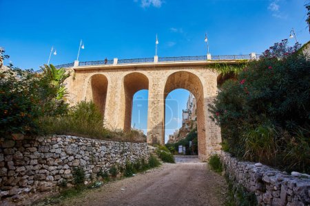 Foto de Polignano a Mare, Puglia, Italia: Ponte di Polignano puente con Bastione di Santo Stefano y Lama Monachile playa en el fondo - Imagen libre de derechos