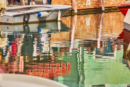 Foto de Burano isla canal reflexión, coloridas casas y barcos, laguna veneciana - Imagen libre de derechos
