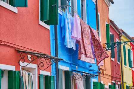 Foto de Lavandería puesta a secar en un pequeño lugar tradicional y muy colorido en la isla de Burano, Italia. - Imagen libre de derechos