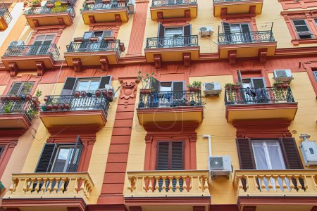 Foto de Fachada de un edificio clásico en el centro histórico de Nápoles, Italia - Imagen libre de derechos