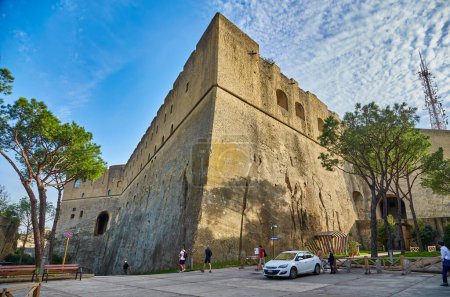 Foto de Nápoles, Italia - 24 de octubre de 2019: Castel Saint Elmo es el punto panorámico más importante de la ciudad que no debe perderse para los turistas que buscan paisaje urbano aéreo - Imagen libre de derechos