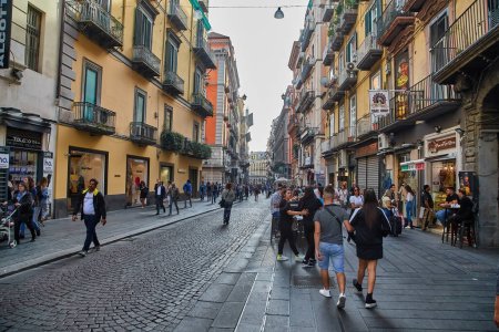Foto de Nápoles, Italia - 24 de octubre de 2019: Vista de una calle llena de gente Via Toledo con las tiendas, cafeterías, tiendas de recuerdos en el centro histórico de Nápoles - Imagen libre de derechos