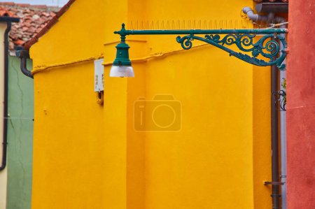 Téléchargez les photos : Île de Burano, murs traditionnels colorés des vieilles maisons communes et une lanterne de rue, arrière-plan architectural. - en image libre de droit