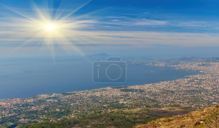 Foto de Vista panorámica desde el volcán Monte Vesubio en la bahía de Nápoles, provincia de Nápoles, región de Campania, Italia, Europa, UE. Mirando la isla de Capri y la costa mediterránea en un día nublado. - Imagen libre de derechos