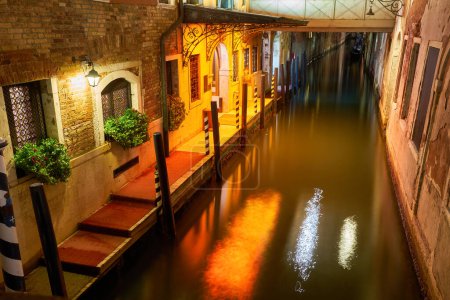 Téléchargez les photos : Venise nuit romantique lanterne ville lumière réflexion à Venise, Italie - en image libre de droit