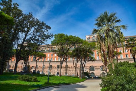 Téléchargez les photos : Naples, Italie - 24 octobre 2019 : Image du parc public autour du palais royal de Naples en Italie - en image libre de droit