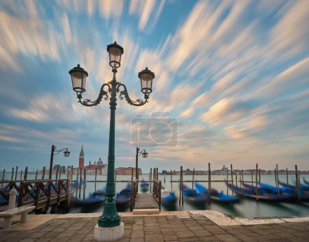 Téléchargez les photos : Gondoles sur la place Saint-Marks à Venise, en Italie, avant un lever de soleil spectaculaire - en image libre de droit