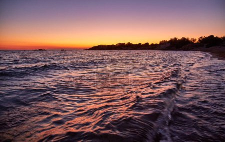 Téléchargez les photos : Beau lever de soleil sur l'eau sur la plage de Torre Dell'Orso. Côte du Salento, Pouilles. Italie, Pouilles. Lever de soleil de mer lumineux. - en image libre de droit