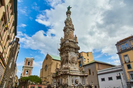 Téléchargez les photos : Naples, Italie - 25 octobre 2019 : Obélisque du XVIIe siècle sur la Piazza San Domenico Maggiore de Naples, Italie - en image libre de droit