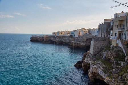 Foto de Vista panorámica en Polignano a Mare, Provincia de Bari, Apulia Puglia, sur de Italia. - Imagen libre de derechos
