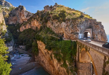 Téléchargez les photos : Tunnel caractéristique de la côte amalfitaine, Italie, Europe - en image libre de droit