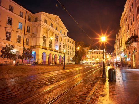 Téléchargez les photos : Image de style vintage de la vieille ville européenne la nuit - en image libre de droit