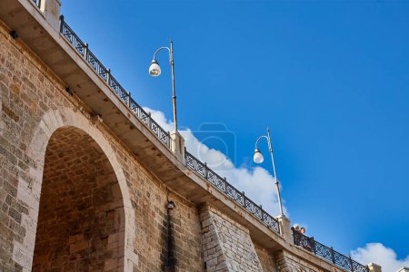 Téléchargez les photos : Polignano a Mare, Pouilles, Italie : Ponte di Polignano pont avec Bastione di Santo Stefano et Lama Monachile plage en arrière-plan - en image libre de droit
