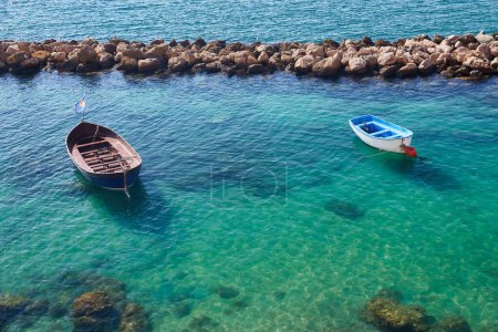 Foto de Vista general con barcos de pesca antiguos en la ciudad vieja de Taranto, Puglia, Italia - Imagen libre de derechos