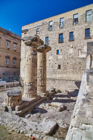 Téléchargez les photos : Les anciennes colonnes doriques de Tarente, preuve de l'existence du Temple de Poséidon - en image libre de droit