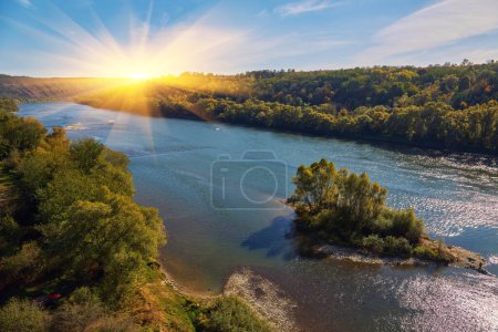Foto de Un amplio río en la temporada de otoño, árboles forestales con follaje amarillento en la orilla del río en otoño - Imagen libre de derechos
