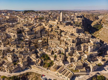 Foto de Vista desde arriba, impresionante vista aérea del horizonte de Matera durante un hermoso amanecer. Matera es una ciudad en un afloramiento rocoso en la región de Basilicata, en el sur de Italia. - Imagen libre de derechos