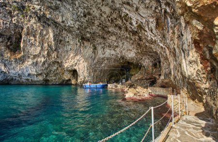 Téléchargez les photos : Grotte de Zinzulusa dans les Pouilles - Pouilles en Italie - en image libre de droit