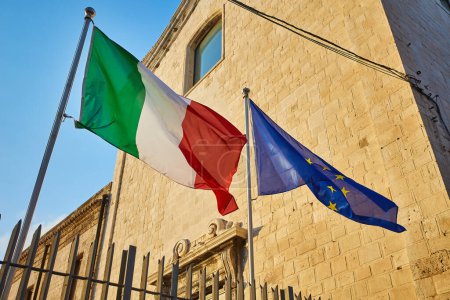 Téléchargez les photos : Drapeau national de l'Italie et de l'Union européenne UE sur le bâtiment - en image libre de droit