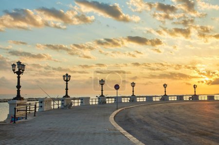 Téléchargez les photos : Bari front de mer. Coucher de soleil incroyable coloré. Côtier et vue sur la ville. Crépuscule ciel violet et bleu
. - en image libre de droit