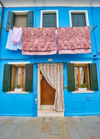 Foto de Lavandería puesta a secar en un pequeño lugar tradicional y muy colorido en la isla de Burano, Italia. - Imagen libre de derechos