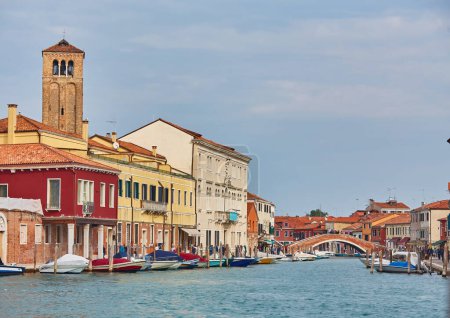 Foto de Hermoso canal estrecho con agua sedosa en Venecia, Italia - Imagen libre de derechos