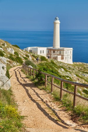 Téléchargez les photos : Vue panoramique du sentier de falaise sur la mer Punta Palascia phare en arrière-plan. Otranto, Lecce, Pouilles. - en image libre de droit