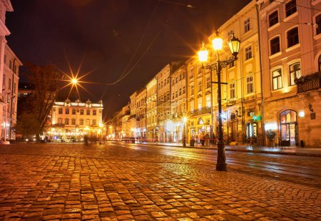 Téléchargez les photos : Image de style vintage de la vieille ville européenne la nuit - en image libre de droit