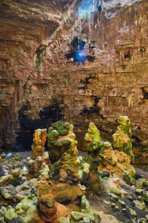 Téléchargez les photos : Les grottes de Castellana sont un remarquable système de grottes karstiques situé dans la municipalité de Castellana Grotte, Italie - en image libre de droit