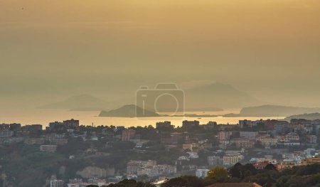 Téléchargez les photos : Naples est l'une des villes les plus anciennes d'Europe.C'est une vue panoramique sur Naples, en Italie. C'est une nature si belle et agréable. Il peut voir la ville et la mer. - en image libre de droit