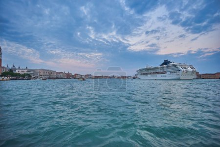 Téléchargez les photos : Bateau de Criuse avec deux remorqueurs à la Punta della Dogana la nuit, Venise, Italie - en image libre de droit