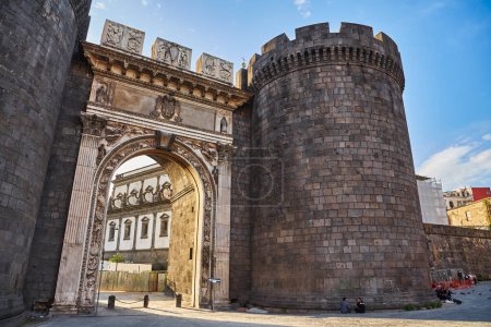 Foto de Nápoles, Italia - 25 de octubre de 2019: Torres de Castel Capuano, antigua puerta de entrada a la ciudad desde la época angevina - Imagen libre de derechos