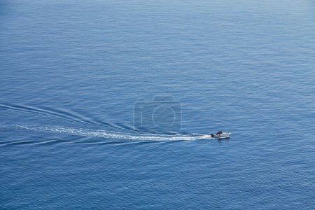 Foto de Crucero en barco azul Vista aérea del mar Mediterráneo en Italia - Imagen libre de derechos