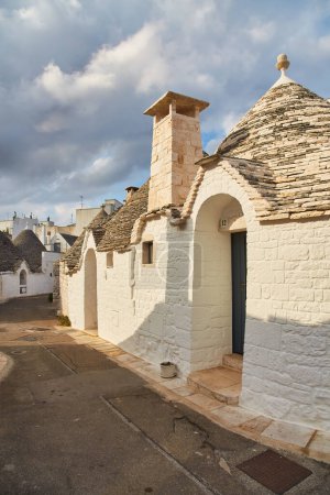 Téléchargez les photos : Les maisons traditionnelles Trulli dans la ville d'Alberobello, Pouilles, Italie - en image libre de droit