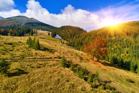 Foto de Drone vista de las montañas en un día soleado de otoño - Imagen libre de derechos
